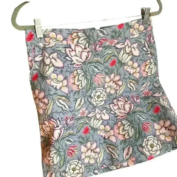 Ann Taylor Loft size 6 blue floral short skirt. 2 pockets , hidden zip. EUC - Picture 1 of 8